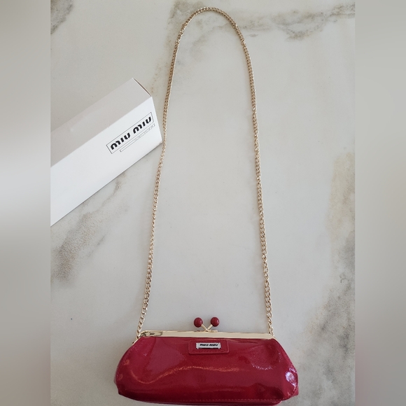 Kiss Lock Cherry Red Novelty Bag With Crossbody Chain - Picture 4 of 9